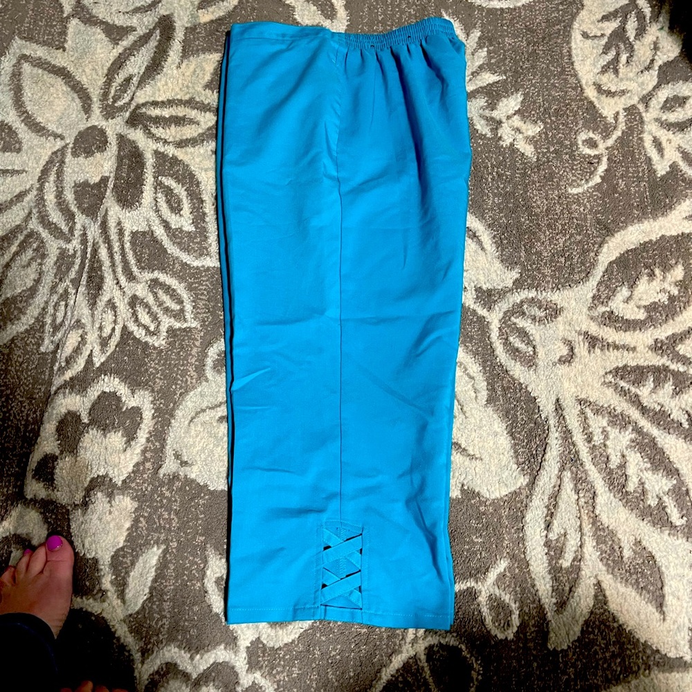 Alfred Dunner Capris in a fresh Blue with a cross cross cut out on the sides.